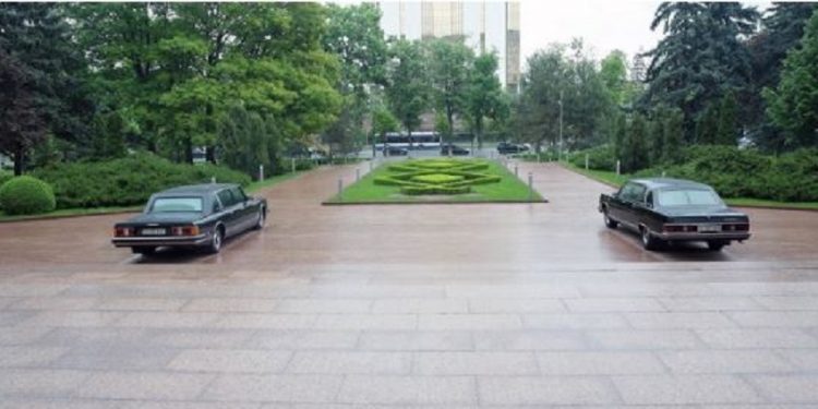 Mașinile lui Snegur și Lucinschi, parcate în fața Parlamentului