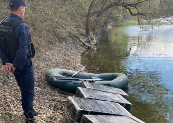 Doi tineri, prinși de polițiștii de fontieră în timp ce încercau să treacă Prutul cu o barcă cu 9 990 pachete de țigări | VIDEO