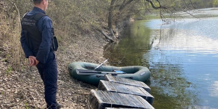Doi tineri, prinși de polițiștii de fontieră în timp ce încercau să treacă Prutul cu o barcă cu 9 990 pachete de țigări | VIDEO