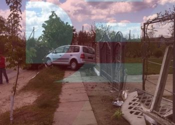 Un tânăr cu Volkswagen a pus la pământ un gard și un copac, la Dubăsari | FOTO