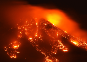 Vulcanul Etna a erupt şi a ejectat o coloană de fum şi cenuşă la patru mii de metri deasupra Siciliei