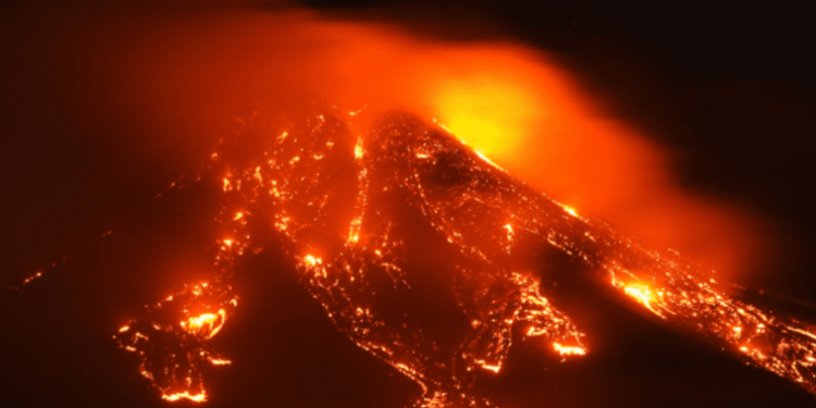 Vulcanul Etna a erupt şi a ejectat o coloană de fum şi cenuşă la patru mii de metri deasupra Siciliei