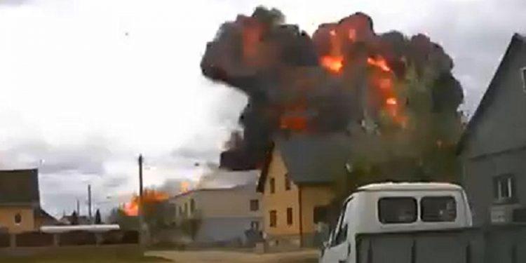 Un avion militar de antrenament s-a prăbușit, în Belarus. Momentul – surprins de o cameră video | VIDEO