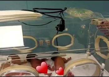 O mamă, care aştepta şapte bebeluşi, s-a trezit la naştere cu nouă, după ce medicii i-au ratat pe doi dintre ei la ecografie