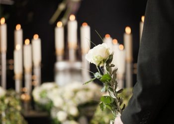 O femeie a organizat o înmormântare falsă pentru fostul ei iubit, pentru ca amanta să creadă că el a murit