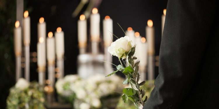 O femeie a organizat o înmormântare falsă pentru fostul ei iubit, pentru ca amanta să creadă că el a murit