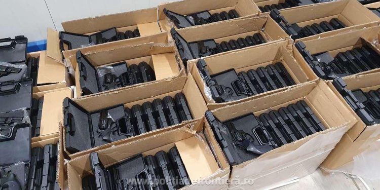 „Captură record” de arme de foc, la frontiera ucraino-română: Peste 2.800 de pistoale noi cu glonț | VIDEO