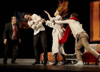 Alături de cei din prima linie: Actorii teatrului „Eugene Ionesco” au jucat un spectacol special pentru medici | VIDEO