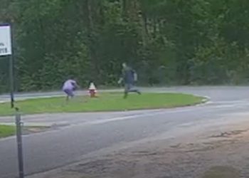 Momentul în care o fată de 11 ani din SUA încearcă să scape de un bărbat înarmat cu un cuțit, care voia să o răpească