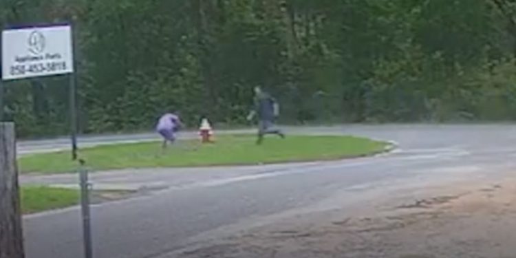 Momentul în care o fată de 11 ani din SUA încearcă să scape de un bărbat înarmat cu un cuțit, care voia să o răpească