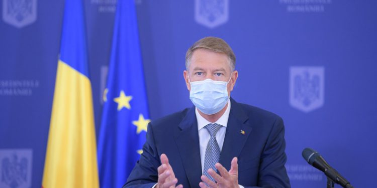 Klaus Iohannis: Din 15 mai se elimină portul măștii în exterior, cu câteva excepții, și restricțiile de circulație noaptea