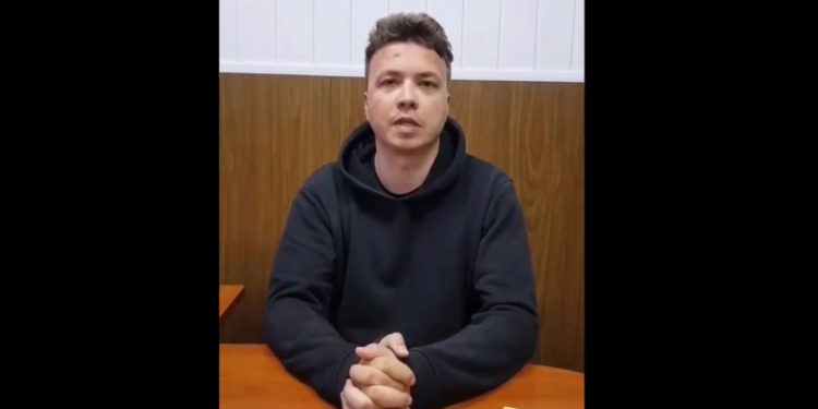 Primele imagini cu jurnalistul arestat în Belarus. Cu semne de contuzii pe frunte, spune că este tratat corect de autorități | VIDEO