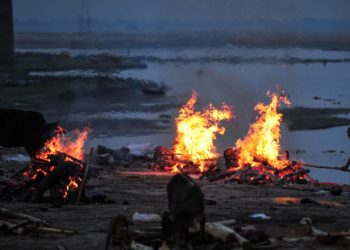 Un guvern local din India confirmă că trupurile neînsuflețite aruncate în fluviul Gange sunt ale celor morți de Covid