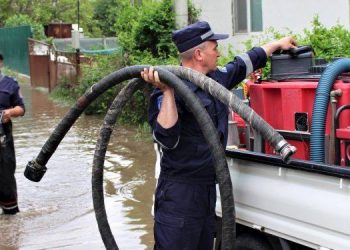 Ploile fac ravagii în țară. Reprezentanții satelor afectate: Apa a ajuns și în case, în beciuri, unii oameni o scoteau cu pompele, cu mâinile | VIDEO
