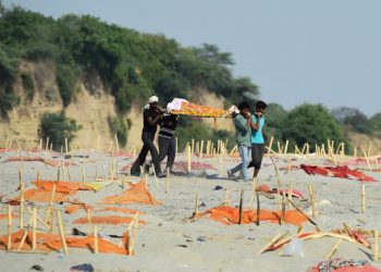 Cum s-a umplut de cadavre fluviul sacru al Indiei. În spatele imaginilor șocante sunt tradiția, sărăcia și COVID-ul