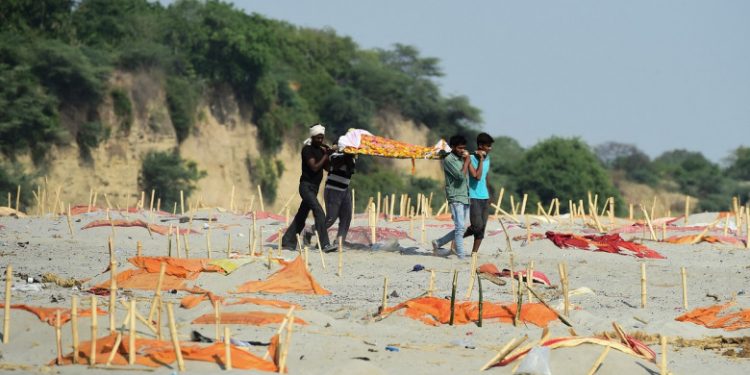 Cum s-a umplut de cadavre fluviul sacru al Indiei. În spatele imaginilor șocante sunt tradiția, sărăcia și COVID-ul