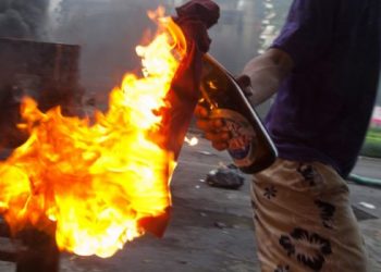 COVID-19, în lume: Doi „anti-vacciniști” din Italia, arestați după ce au atacat cu cocktailuri Molotov un centru de imunizare | VIDEO