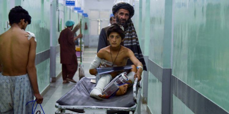 11 oameni au murit și alte zeci au fost răniți după un atac cu bombă asupra unui autobuz în Afganistan