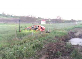 Mașină răsturnată la Nisporeni: 5 persoane, rănite. Șoferul, vizibil beat | FOTO