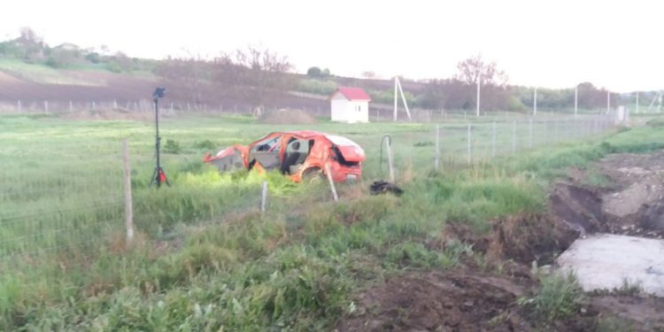 Mașină răsturnată la Nisporeni: 5 persoane, rănite. Șoferul, vizibil beat | FOTO