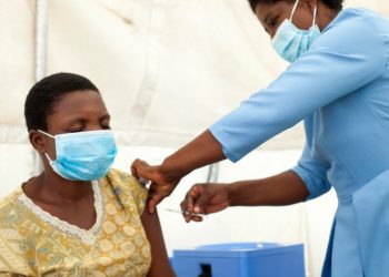 Pandemia se va încheia atunci când 70% din populaţia globului va fi vaccinată. Director OMS: „Timpul joacă împotriva noastră”