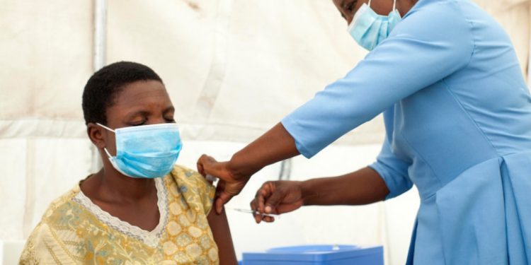 Pandemia se va încheia atunci când 70% din populaţia globului va fi vaccinată. Director OMS: „Timpul joacă împotriva noastră”