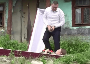 „PACE nu veți avea nici în mormânt!”. Cavcaliuc, cu un sicriu, se lansează în campania electorală | VIDEO