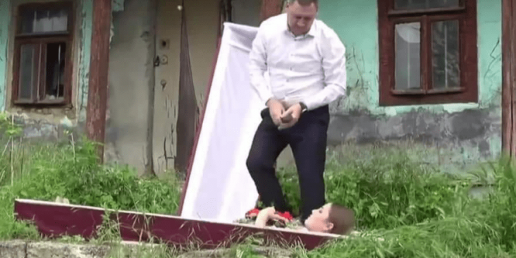 „PACE nu veți avea nici în mormânt!”. Cavcaliuc, cu un sicriu, se lansează în campania electorală | VIDEO