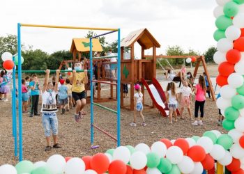 Grație partidului „Șor” copiii din satul Holercani, raionul Dubăsari se bucură de un nou teren de joacă: Suntem bucuroși să-i vedem pe copiii noștri cu zâmbetul pe buze | VIDEO