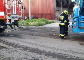 Intervenția pompierilor, la Comrat. Au scos o autocisternă, derapată de pe șosea | VIDEO