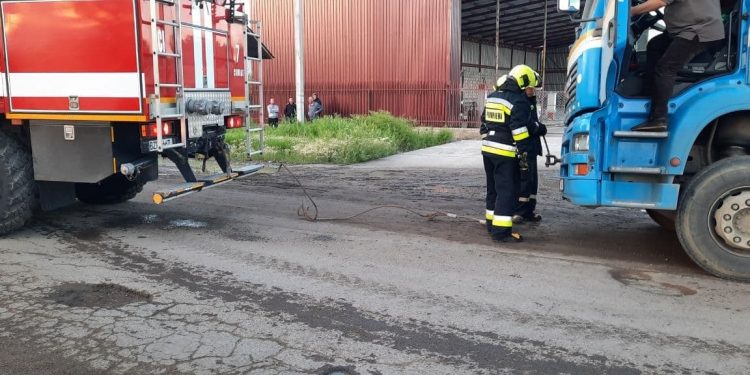 Intervenția pompierilor, la Comrat. Au scos o autocisternă, derapată de pe șosea | VIDEO