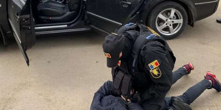 Cinci dealeri de droguri, reținuți de poliție. Vindeau narcotice prin Telegram | VIDEO