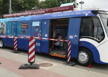 Troleibuzul și autobuzul transformate în centru mobile de vaccinare au fost lansate în Chișinău. Cum se pot imuniza doritorii | VIDEO