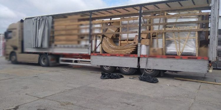 Pasageri clandestini, găsiți într-un TIR care venea din Turcia. Sunt doi minori de 14 și 15 ani