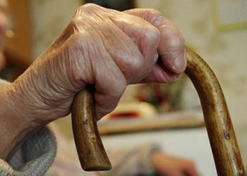 La limita disperării: pensionarii din capitală au ieșit în stradă să vândă flori și ce mai au prin casă pentru a-și asigura ceva pe masa de Paști | VIDEO