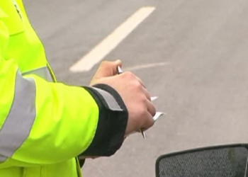 O tânără a accidentat 2 mașini de patrulare