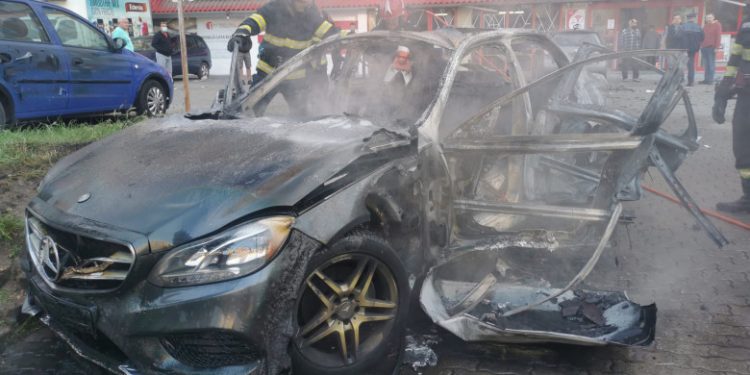 Mașina unui om de afaceri din Arad a sărit în aer în această dimineață. Șoferul a murit | FOTO