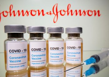 Johnson&Johnson îşi reduce săptămâna aceasta la jumătate livrările de vaccin anticovid-19 în UE