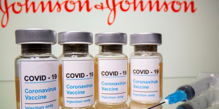 Johnson&Johnson îşi reduce săptămâna aceasta la jumătate livrările de vaccin anticovid-19 în UE