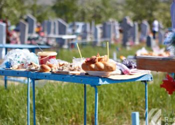 În pofida faptului că municipiul Chișinău este sub Cod Roșu, oamenii s-au îmbulzit la tarabele cu prosoape și veselă pentru pomene | VIDEO