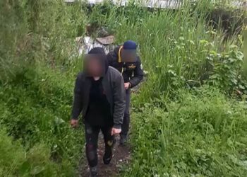 Un bărbat fura plăcuțele străine și cerea 2.000 de lei de la șoferi | VIDEO