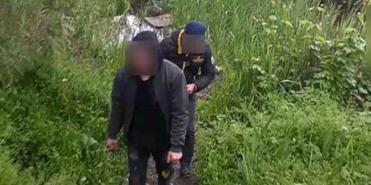 Un bărbat fura plăcuțele străine și cerea 2.000 de lei de la șoferi | VIDEO