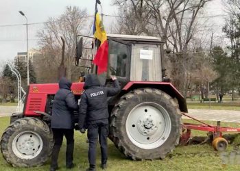 Reacția agricultorului amendat pentru că a tras o brazdă pe gazonul din Parcul Catedralei: Trebuie avocat, care, la fel, trebuie plătit | VIDEO