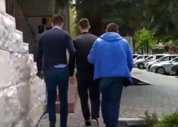 A furat o mașină chiar din fața unei biserici, pentru a se plimba. Ce riscă un tânăr de 22 de ani  | VIDEO