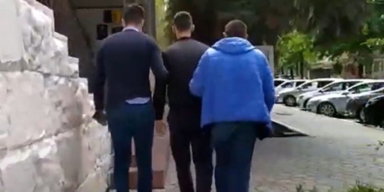 A furat o mașină chiar din fața unei biserici, pentru a se plimba. Ce riscă un tânăr de 22 de ani  | VIDEO