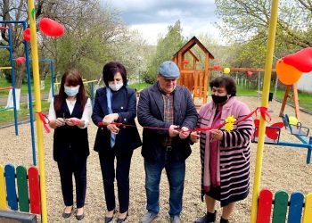 Încă două terenuri de joacă au fost construite de echipele Partidului „ȘOR” și Platformei „Pentru Moldova” în două localități din țară | FOTO