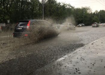 Automobile avariate, ramuri rupte, pietonii umezi din cap până-n picioare: Ploaia a transformat mai multe străzi din capitală în râuri | VIDEO