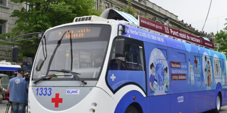 „Organizarea este foarte proastă. Stăm ore întregi în rând”. Ce părere au chișinăuienii despre punctele mobile de vaccinare | VIDEO