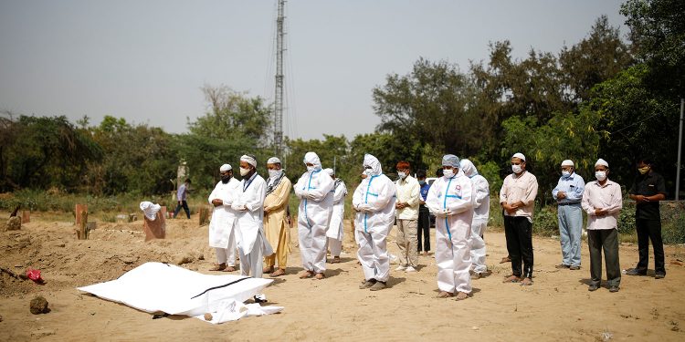 В Индии за сутки скончалось рекордное число пациентов с коронавирусом