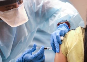 В США полностью привили от COVID половину взрослого населения